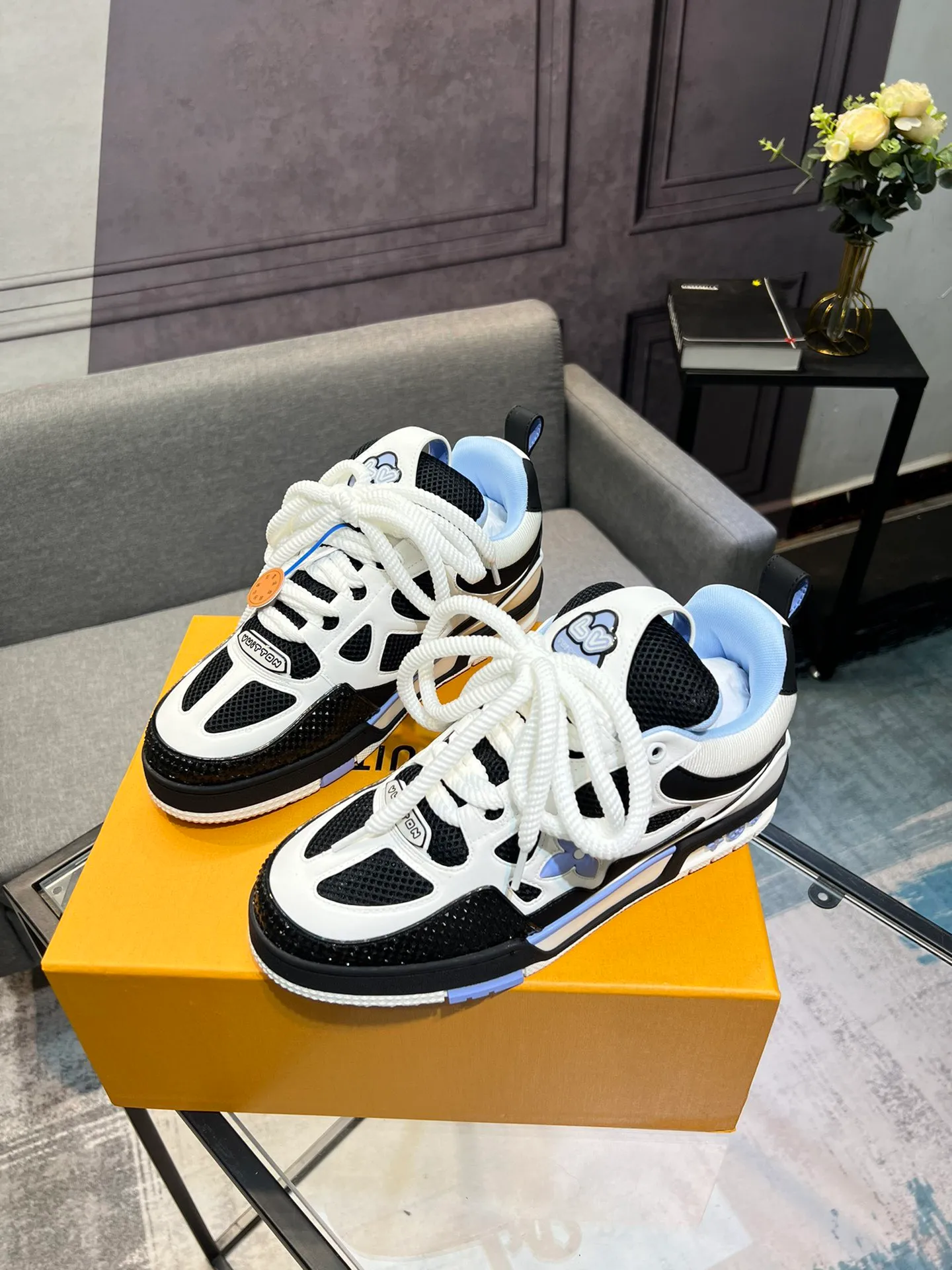 Men's men's shoes💰800 LV top version new style purchasing quality LV~Louis Vuitton LV TRAINER's best-looking sneakers, donkey brand strongly promotes new products, official website limited edition retro basketball sneakers! Both high-top and low-top models spent money to purchase 1:1 accurate reproductions of the originals. The details are invincible and full of sincerity. The imported custom-made original cowhide leather is the same as the original package. The details are 100% restored. The private model customizes the original one-piece TPU outsole. It is different from other brands. Without the original version, this effect cannot be achieved!                Men's and women's models 35-40 39-45 (46 is custom-made and cannot be returned or exchanged)
